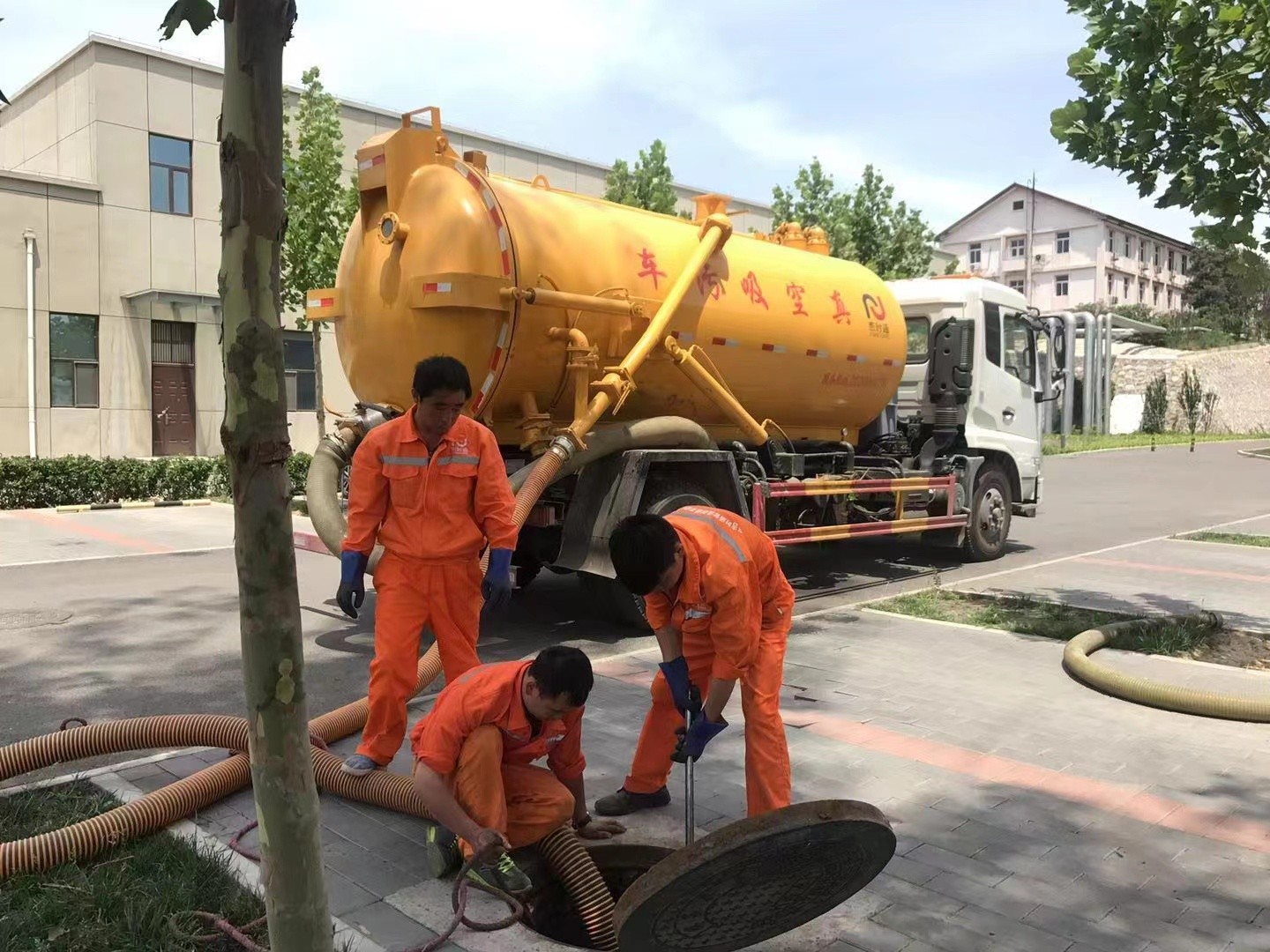 古镇镇化粪池清理与5-8吨吸粪车施工效率分析